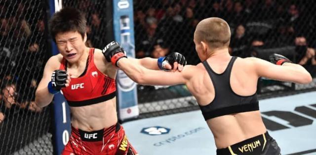 1636272351310065589.jpg Rose-Namajunas-punches-Zhang-Weilie-at-UFC-268-750x370.jpg